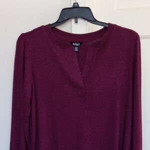 NWT.  COZY V-NECK BURGUNDY TOP BY BUFFALO DAVID BITTON.  SIZE LARGE